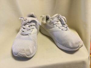 Ｃ２８５　ＰＵＭＡ　ＳＯＦＴ　ＦＯＡＭ　ホワイトスニーカー　２４㎝