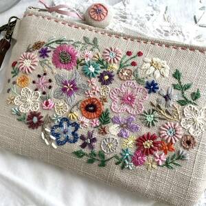 はんど刺繍*お花刺繍スクエアケース“通帳*多種多様お花刺繍アレンジ＊生成り系リネン＊ハッピーカラフル＊チャーム付きhandmade