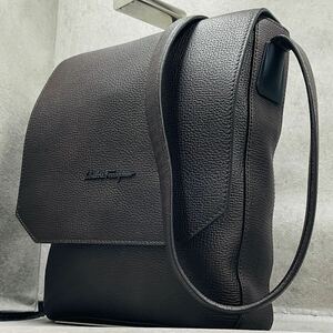 現行モデル/極美品●Ferragamo フェラガモ メンズ ビジネス ショルダーバッグ メッセンジャー サコッシュ ボディ 肩掛け 斜め掛け レザー