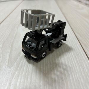 トミカ　いすゞ　エルフ　高所作業車　黒　ギフトバラ