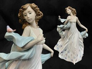 LLADRO リヤドロ　陶器人形　置物　インテリア　ドレスの女性　小鳥　高さ32㎝　（F31Ir0527R0505248）