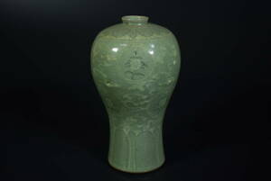 【和】(8140)　時代古作　高麗　李朝　白黒象嵌青磁花生　花瓶