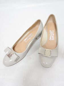 【送料込】FERRAGAMO　フェラガモ　パンプス　サイズ6(23.5cm位)　ヒール3.3cm　灰色　グレー　パテントレザー　ハイブランド /n963365