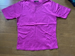 SAPAIR　鮮やかなショッキングピンク　Tシャツ　レディース★　胸元刺★光沢感★綿１００％★Mサイズ