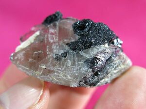 ｃ　電気石入り水晶97　ブラックトルマリン　結晶 / 水晶 晶洞 貴石 宝石 石英 ペグマタイト 天然結晶 パワーストーン