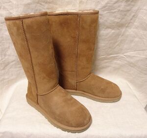 美品 UGG アグ ウィメンズ クラシック トール ムートンブーツ 22cm WOMENS W CLASSIC TALL 5815 W/CHE