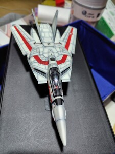 PLAMAX、超時空要塞マクロス　ファイターバルキリーVF-1Jバーミリオン小隊(一条輝機)　1/72スケール塗装済み完成品