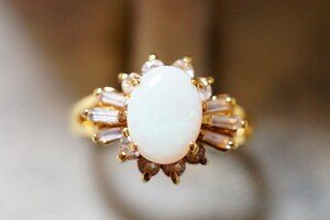 809 天然オパール opal ゴールドカラー リング 指輪 ヴィンテージ アクセサリー 18K刻印 メッキ 天然石 色石 宝石 カラーストーン 装飾品