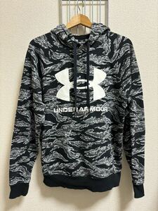 ［UNDER ARMOUR］アンダーアーマー プルオーバー パーカー　柄　ブラック　グレー系　SM Y2491