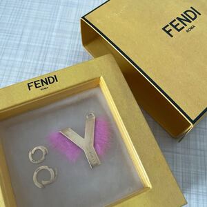 即決！美品■FENDI フェンディ ABCLICK イニシャル ファー バッグチャーム ピンク　Y ■ロゴ ゴールド　ペンダントトップ