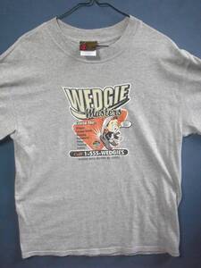 ⑥ USA古着 サイズＭ 前ロゴ WEDGIE masters グレー色半袖Tシャツ