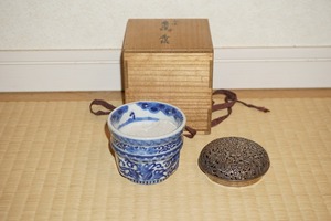 【未使用保管品】茶道 香道具 長崎 亀山焼 香炉 染付 桐箱入り