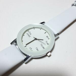 新品　腕時計　英語数字　シンプルイ　プライベート　白　102
