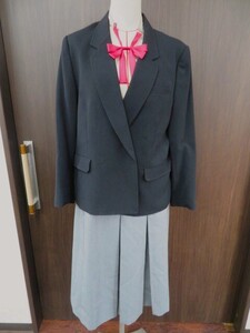 [お16] 女子 学生服 秋 冬 制服 コスプレ衣装 色 黒 サイズ15-165 ブレザー(ボタン無し)＆W68 ロング 色 グレー スカート＆赤リボン