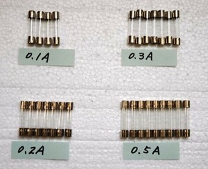 ガラス管ヒューズ 0.1A 4個、0.2A 7個、0.3A 7個、0.5A 9個、5A 8個、7A 8個、8A 2個、10A 11個、合計56個まとめて ★ 新品・未使用品