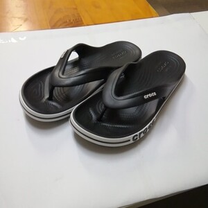 ★【中古品】crocs(クロックス)　サンダル　ビーチサンダル　黒(ブラック)　白(ホワイト)　ユニセックス　27㎝