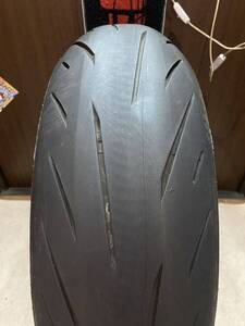 中古MCタイヤ 2022年製造 BRIDGESTONE BATTLAX S22 180/55ZR17 パンク修理痕あり ブリヂストン バトラックス 180 55 17 2722 M3356