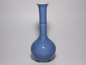 中国伝統工芸品陶器.薄い青色の小ぶりの花瓶.天青釉.無傷。
