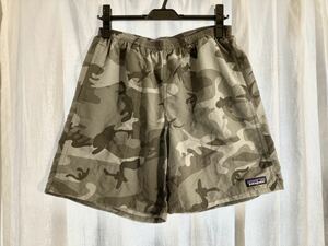 中古 2017年製 メンズS patagoniaバギーズロング 7インチ カモ グレー カムフラージュ カモ柄 パタゴニア バギーズ baggies shorts 山と道