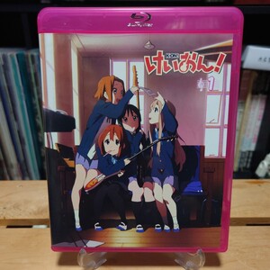 けいおん! 1 (初回限定生産) [Blu-ray] ／さわ子のきせかえ軽音部 唯／部員募集ポスターカード／キャラクタープロフィール／特製ステッカー