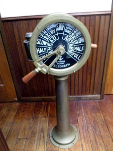 真鋳製 Ship Engine Telegraph エンジンテレグラフ　デイスプレイ　高さ約93 cm　円形部分直径約30cm 円形部分厚み約23cm 重量約21kg