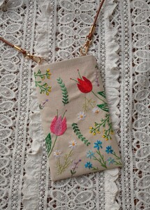 ハンドメイド 手刺繍 スマホショルダー ミニポシェット 野に咲く花 チューリップ