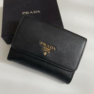 【極美品】PRADA プラダ 二つ折り財布 Wスナップ サフィアーノレザー SAFFIANO METAL 黒 ブラック ゴールド金具 1M0523