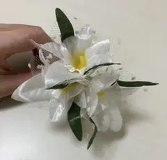 ハンドメイド 花のブローチ 折り紙のコマ付き