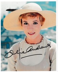 英国女優・歌手・ダンサー ジュリー・アンドリュース (JULIE ANDREWS) (1935~ ）黒インクによる 直筆サイン入りカラー写真