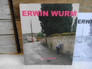 洋書写真集　Neue Galerie Graz　/　Erwin Wurm：アーウィン・ワーム　ソフトカバー　小冊子付属（英語）　背表紙に2ｃｍ位の破れ有り　
