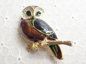 L299　ヴィンテージ ブローチ 動物 枝に止まるふくろう 梟 エナメル ラインストーン Vintage brooch