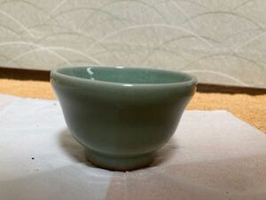 アンティーク？骨董品？陶器製？青磁？湯呑み？茶器？ 青磁湯呑み？汚れ、カケあり　110です。