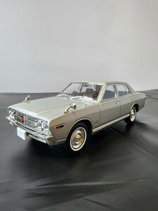 日産 ニッサン グロリア 2000 スーパーデラックス (1971年式) 1/43スケール トミーテック