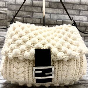 極美品/希少●FENDI フェンディ マンマバケット ショルダーバッグ ニット 肩掛け FF金具 ホワイト レザー レディース ハンドバッグ