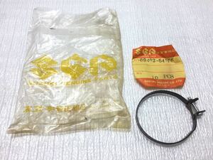 7A85-3 スズキ DR GS GSX RGV RM SP TS キャブレタークランプ 純正 新品 09402-54305 撮影の為 開封しました。部品番号ラベルは付きません