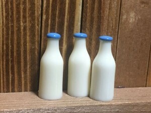 y205-3◆朝はこれです◆ ドールハウス 用 ミニチュア ミルク ボトル 青 3個 牛乳 モーニング ジュース Doll House Blythe ブライス フード