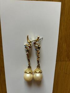 華やか　揺れるピアス 