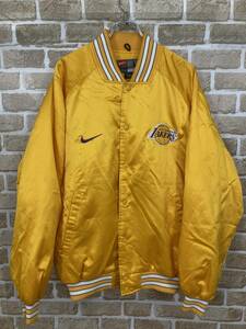 ★希少★ NIKE×LAKERS ナイキ TEAM レイカーズ コラボ 黄色 イエロー ジャンパー L NBA ジャケット ダウン 激安 格安 厚手 レア ロゴ刺繍