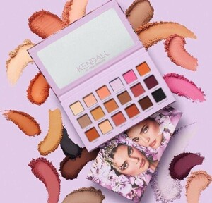 ☆セール☆【KENDALL プレストパウダーパレット】kylie cosmetics　カイリーコスメティックス　アイシャドウ　プレゼント　誕生日