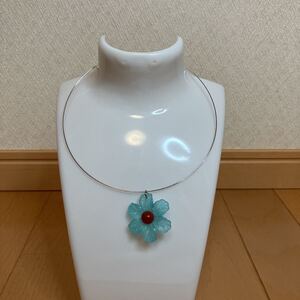 水色のお花×レッドアゲートの組み合わせがカワイイメモリーワイヤーのネックレス