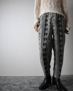 P1K135 Geometric Pattern Toromi Easy Pants 総柄 幾何学 アトミック柄 ワイドテーパード とろみ イージーパンツ 白黒