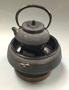 《茶道具置物》南部鉄器「ミニチュア 風炉/五徳/鉄瓶」 アンティーク 玩具 3431-2500　