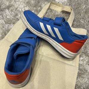 アディダス スニーカー 22.5cm★マジックテープ キッズ 幅広 adidas テニス 通学 靴 運動靴★ブルー 青 男の子 22 22.5 小学校 小学生