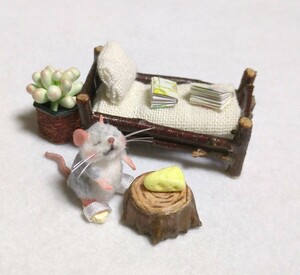 ハンドメイド 2.5cm 小さなネズミと手作りのお部屋と小物♪ 検 ミニチュア ドールハウス アートドール シルバニア ぬいぐるみ 羊毛フェルト