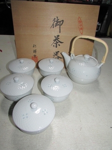 （レトロな有田焼・仁祥窯・白磁未使用茶器揃いセット）