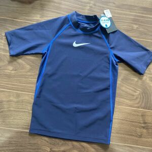 新品　NIKE ナイキ　ラッシュガード　水着　サイズ140　定価3300円　送料185円