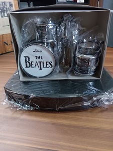 ビートルズ・BEATLES★　ドラムセット（台座付き）