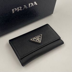 H1594【ほぼ極美品】 PRADA プラダ サフィアーノ 6連キーケース ブラック　レザー　三角プレート