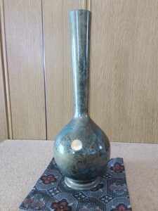 銅鋳物　花瓶　金属　端峰作　工芸品　花入れ一輪挿し　中央に菊の紋刻印　未使用　桐箱　濃い緑にまだら柄