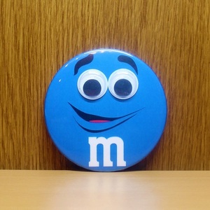 エムアンドエムズ　ブルー　キョロキョロ　缶バッジ　m&m’ｓ　ｍ＆ｍ　アメリカ　チョコレート 　アメリカ雑貨